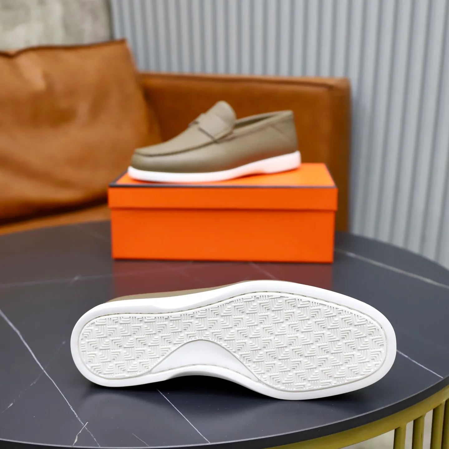 Ex-factory price: 560💰Hermès/Hermès slip-on men's shoes. This shoe is made of imported pebbled cowhide. It has simple and smooth lines and is combined with aerodynamically designed 3CM rubber foam ultra-light soles! Youthful and fashionable, classic H-shaped hardware buckle decoration, calf lining gently wraps the feet, with logo cowhide feet, casual and urban style, highlighting youthful vitality, sports and leisure version, super versatile, code number: 38-39-40-41-42-43-44 standard leather shoe size (45 can be customized but does not support returns)